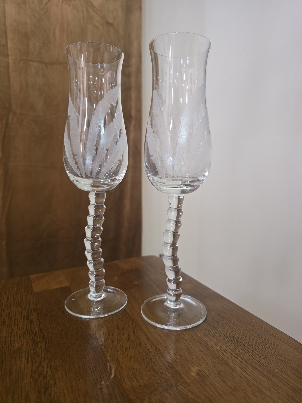 RARE Vtg Tommy Bahama Curved Etched Palm Tree Stemmed Hurricane Glasses Set 2